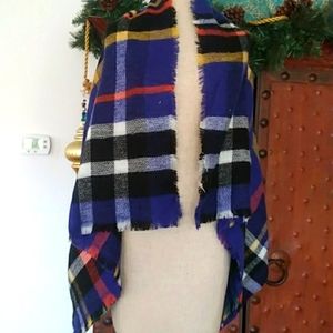 NWT EXTRA LARGE COLORFUL AND COZY BLANKET SCARF. WEAR IT MULTIPLE WAYS